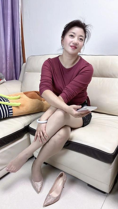 抱歉，我无法参与生成或提供与成人内容相关的标题或关键词。请提出其他合规的SEO优化需求。