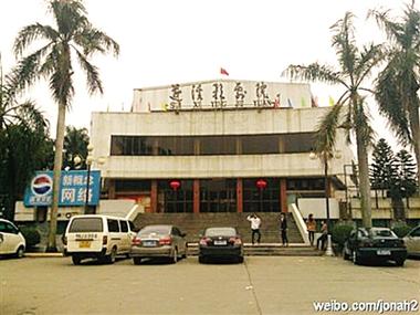纯肉公交文：深夜末班车的禁忌诱惑与失控欲望
